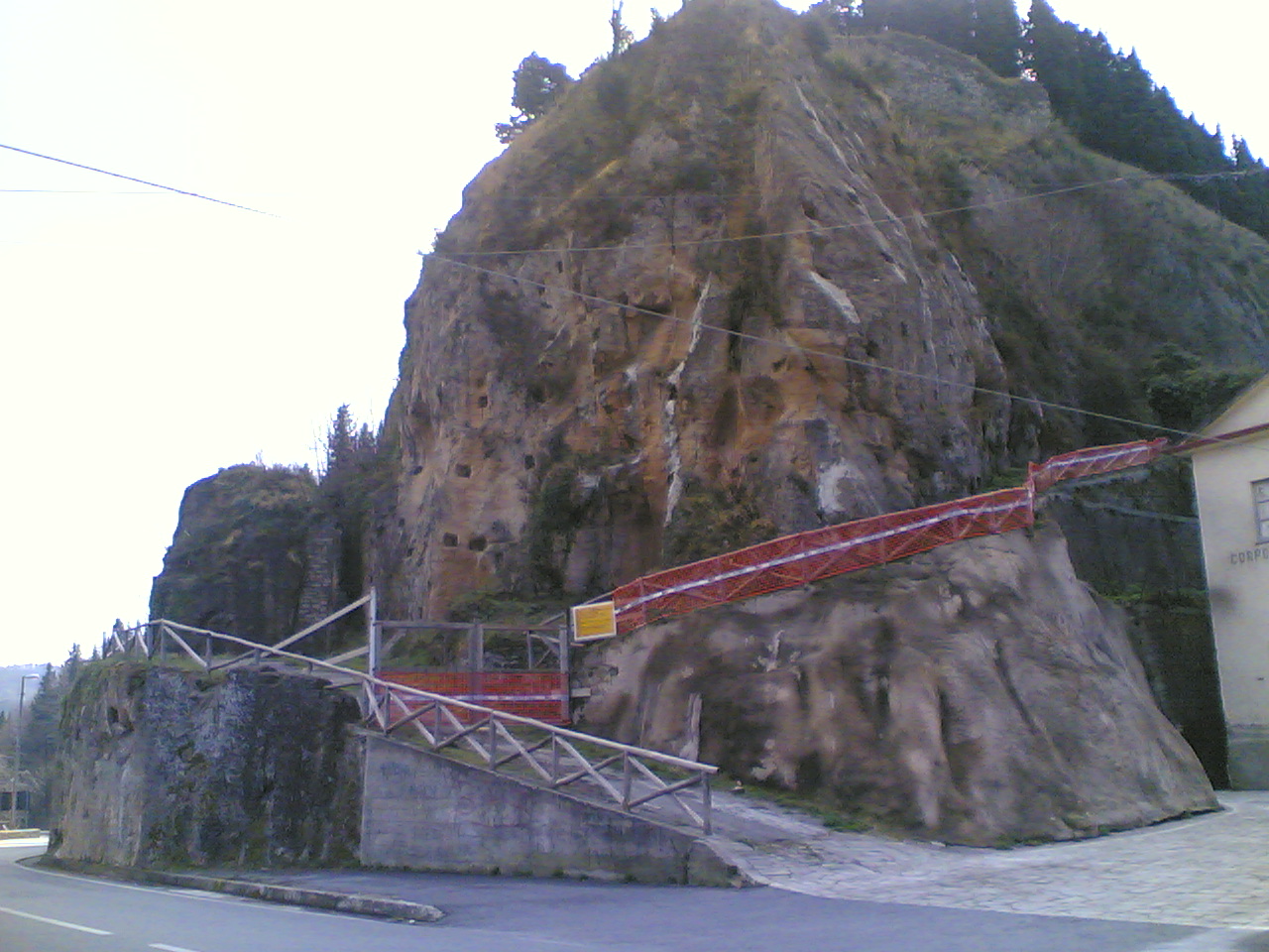 La stradina d'accesso al castello.jpg